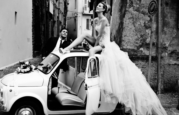 vintage-mariage-robe-de-mariee-voiture-lui-et-elle-heureux