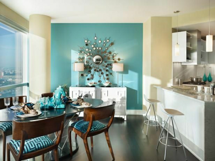 0-cuisine-salle-de-séjour-bleu-turqoise-chaises-en-bois-sol-en-lin-mirroir-décoratif