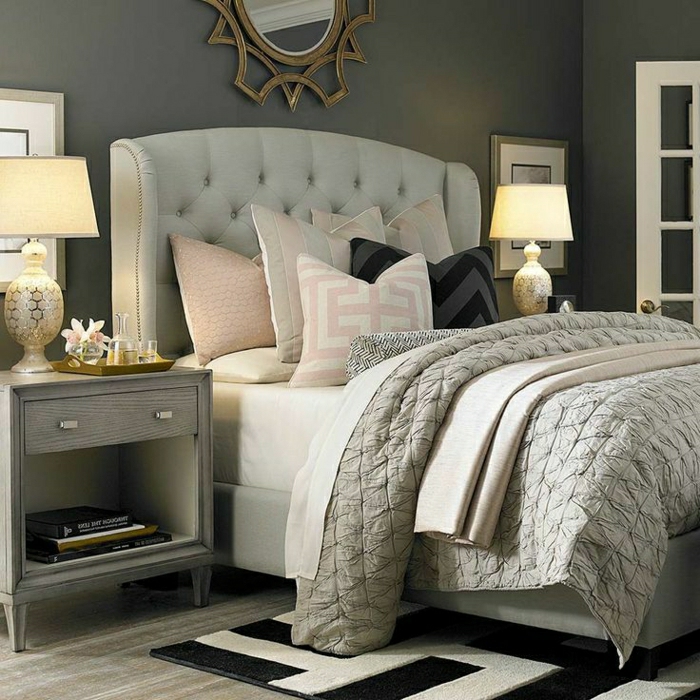 0-descente-de-lit-blanc-noir-lit-meuble-en-boi-gris-lampe-de-chevet-fleurs-décoratifs