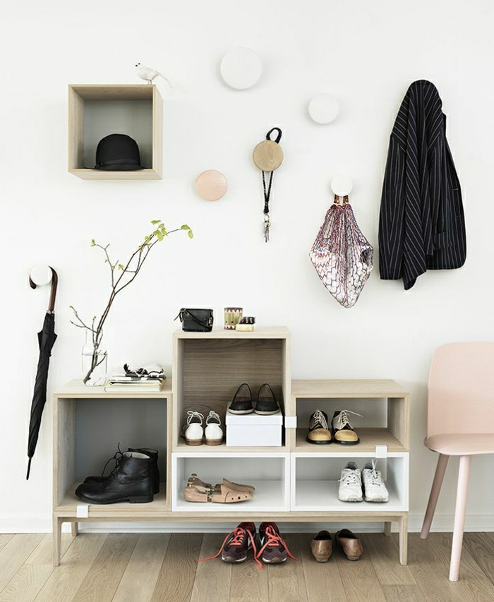 0-meuble-a-chaussure-ikea-idée-sol-en-parquet-mur-blanc-cubes-de-rangement-en-bois