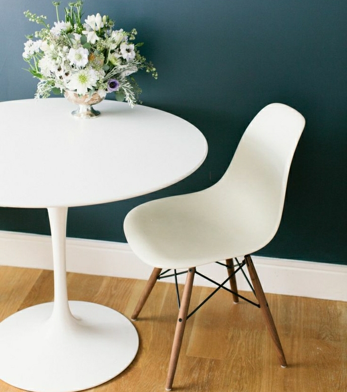 0-table-plastique-blanche-table-ronde-ikea-fleurs-sur-la-table-mur-bleu-foncé