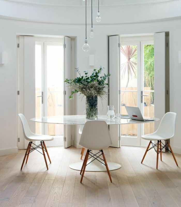 0-table-tulipe-en-marbre-blanc-sol-plancher-mur-balnc-chaise-en-plastique-blanc-fleurs-sur-la-table