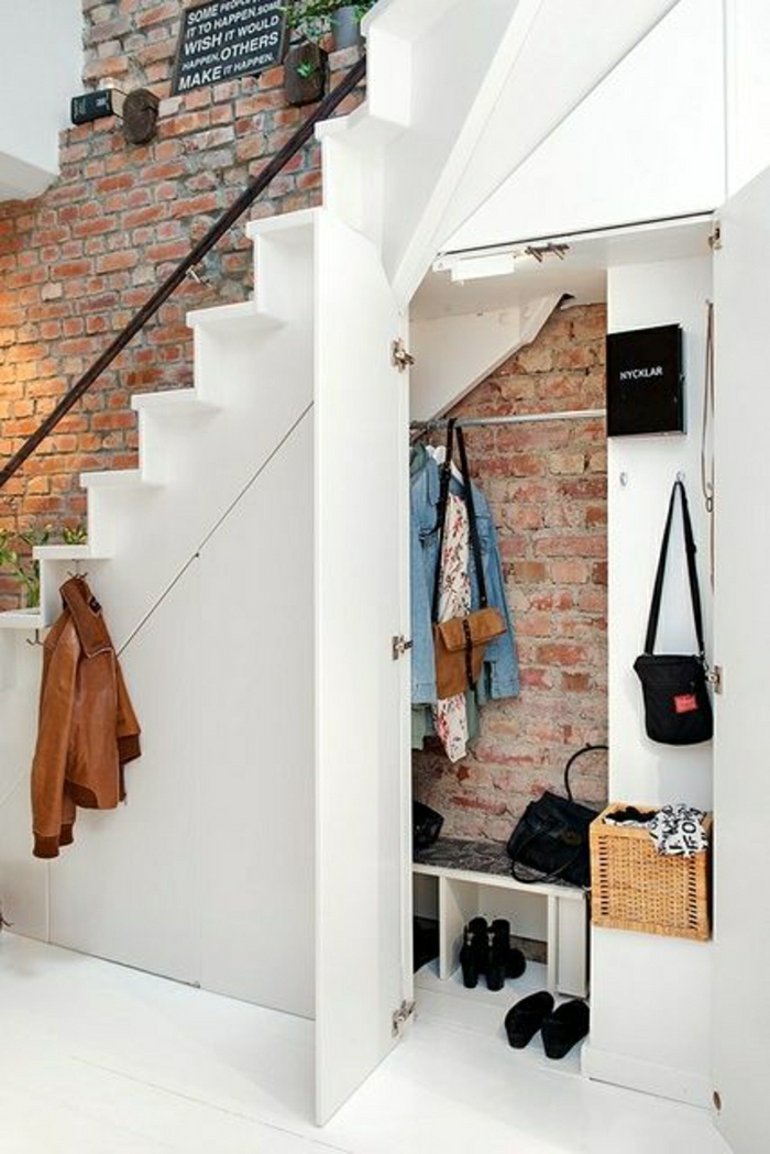 1-aménagement-sous-escalier-placard-sous-escalier-dressing-sous-escalier-mur-de-briques
