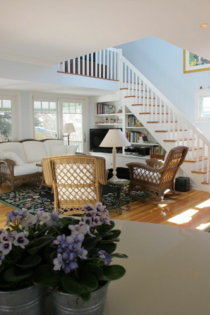 1-aménagement-sous-escalier-salon-sous-escalier-parquet-en-bois-tapis-coloré-fleurs