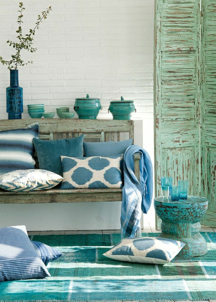 1-bleu-cyan-idée-coussins-bleu-ciel-couleur-turqoise-mur-de-briques-blancs-tapis-bleu