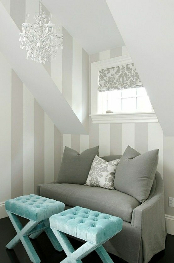 1-canapé-couleur-gris-lustre-blanc-baroque-tabouret-bleu-ciel-couleur-turqoise-mur-a-rayures