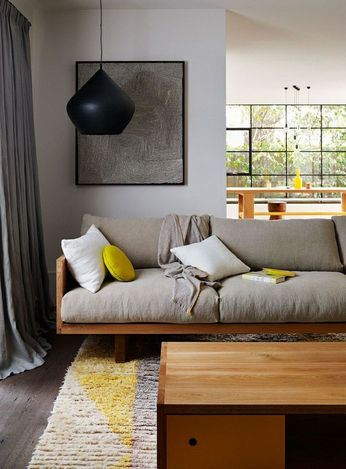 1-canapé-taupe-salon-couleur-taupe-déco-aménagement-moderne-salle-de-séjour-tapis-beige-jaune