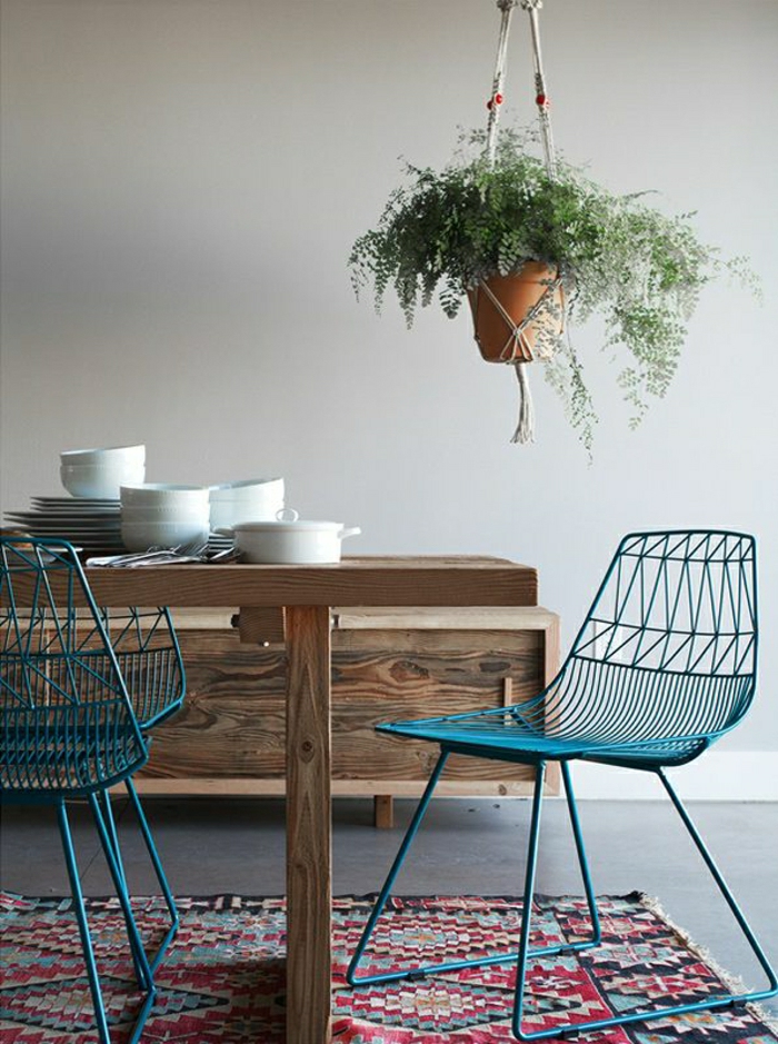 1-chaise-en-fer-chaise-de-cuisine-couleur-turqoise-tapis-coloré-mur-beige-couleur-cobalt