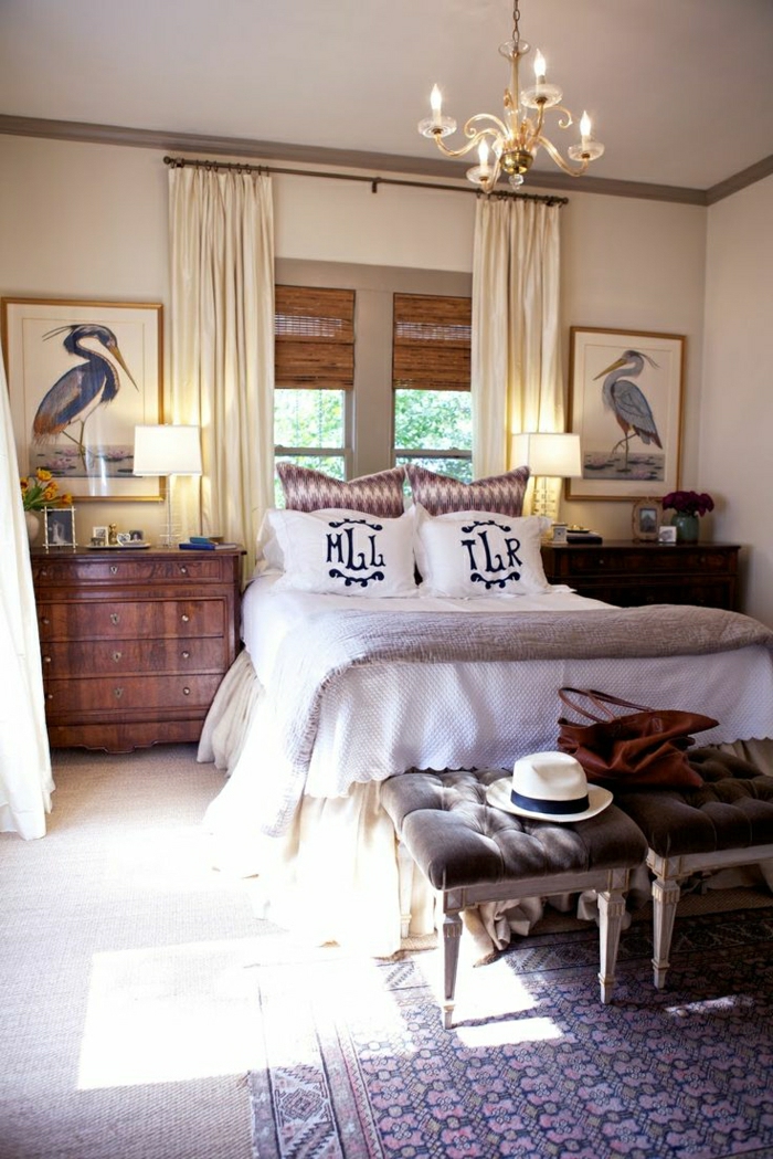 1-chambre-a-coucher-beige-tapis-de-chambre-descente-de-lit-beige-décoration-murale-peintures