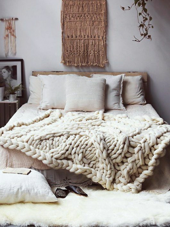 1-chambre-a-coucher-beige-tapis-de-chambre-descente-de-lit-beige-décoration-murale