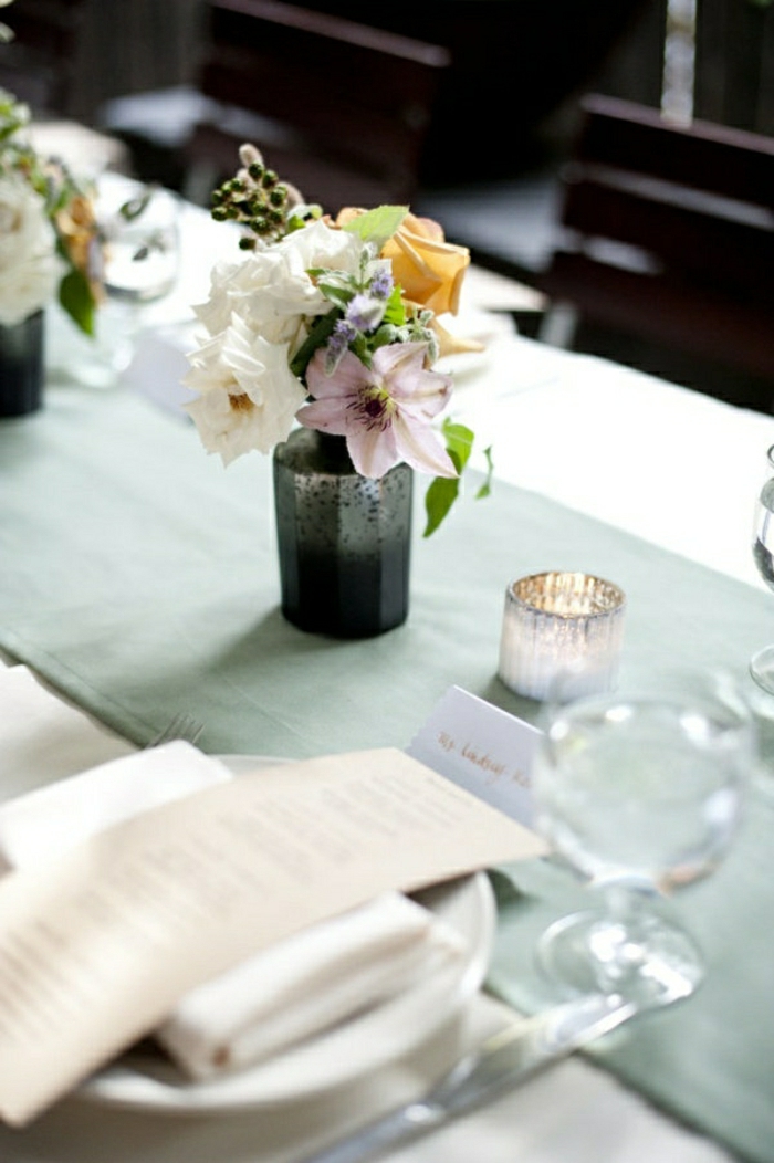 1-chemin-de-table-centre-de-table-vert-bleu-fleurs-sur-la-table-set-élégant