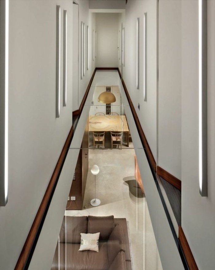 1-couloir-plancher-en-verre-idée-insolite-mur-blanc-maison-moderne-architecture