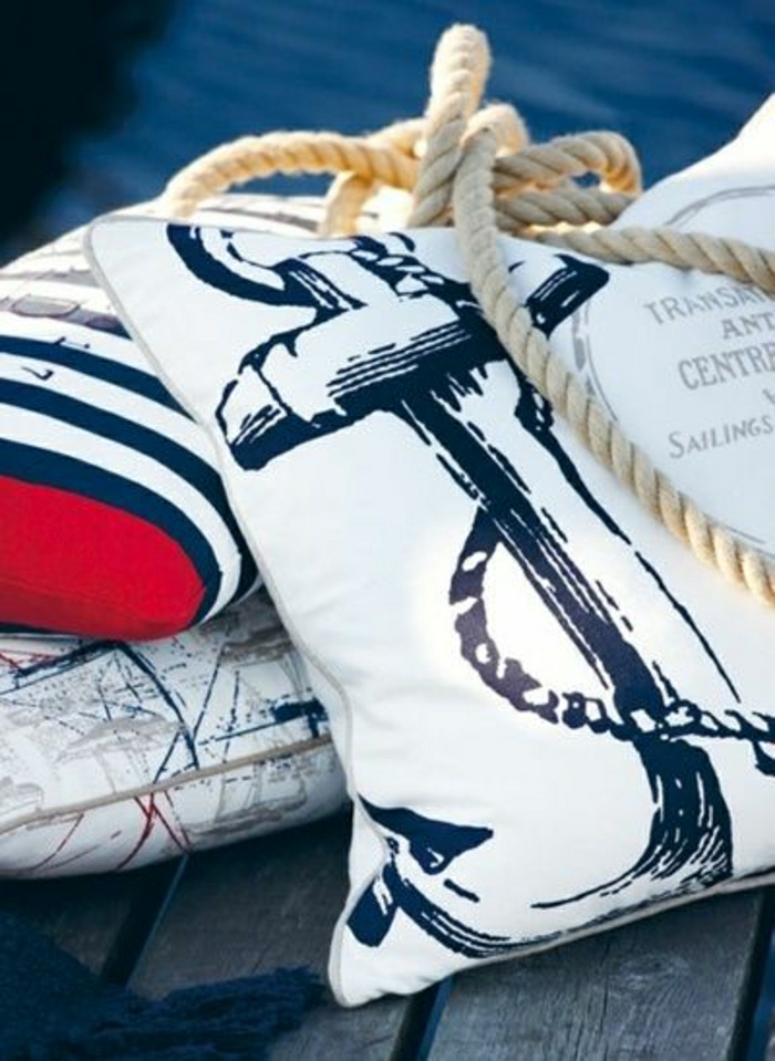 1-coussins-décoratifs-bleus-blancs-deco-marine-deco-mer-style-marin-les-plus-jolis-coussins-décoratifs