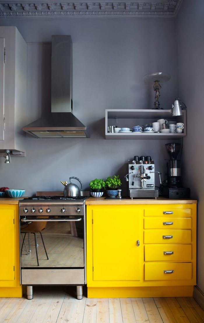 1-cuisine-grise-jaune-mur-gris-meubles-jaunes-en-bois-cuisice-cdiscount-idée-couleur-cuisine