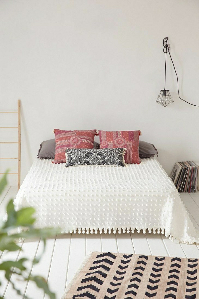 1-descente-de-lit-tapis-chambre-a-coucher-coussins-colorés-couverture-de-lit-blanc-sol-en-plancher