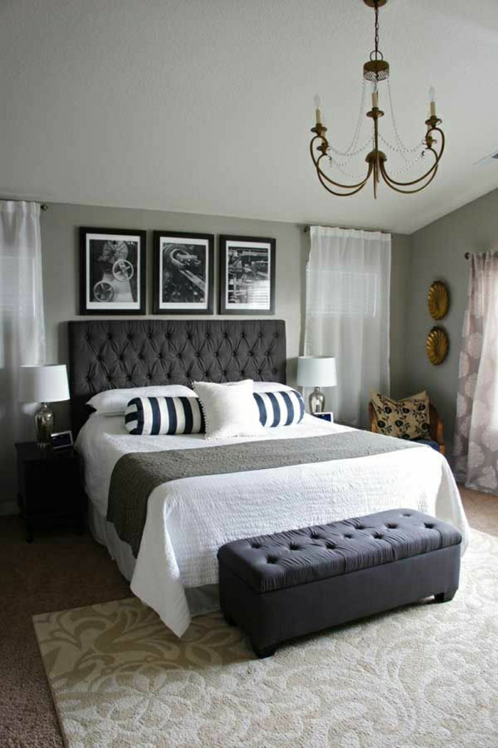 1-descente-de-lit-tapis-gris-chambre-a-coucher-coussins-couverture-de-lit-blanc-sol-en-bois