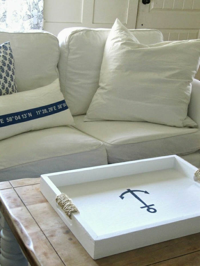 1-décoration-marine-idée-originale-de-style-marin-meuble-marine-canapé-blanc-bleu