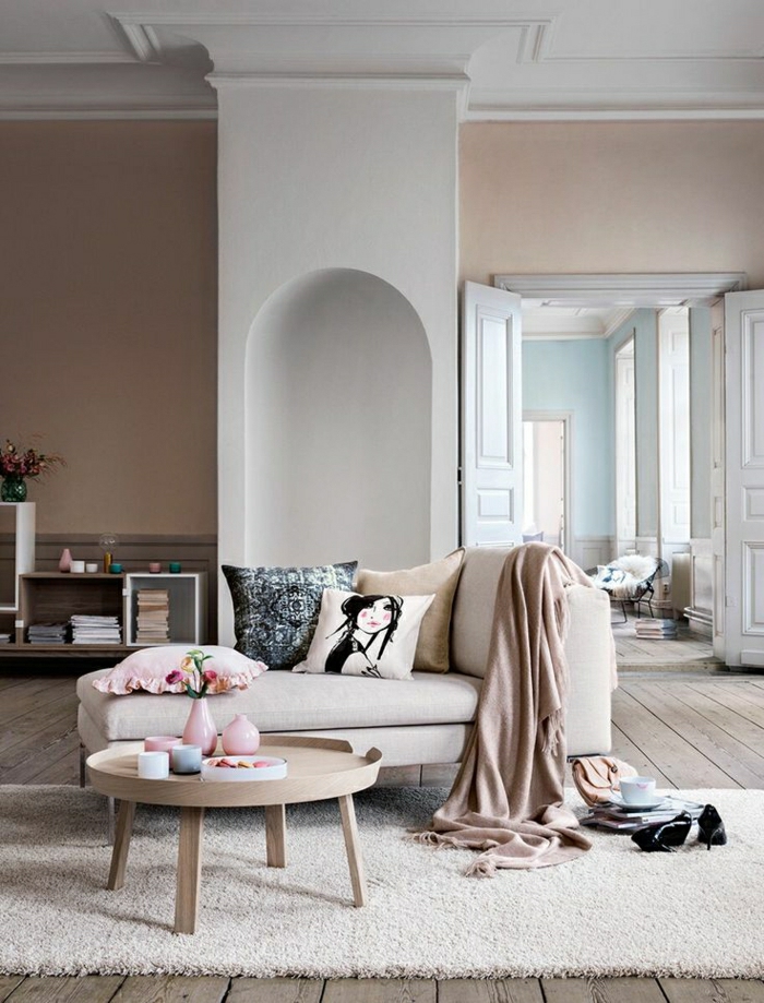 1-intérieur-couleur-taupe-canapé-tapis-beige-table-basse-de-salon-en-bois-mur-taupe