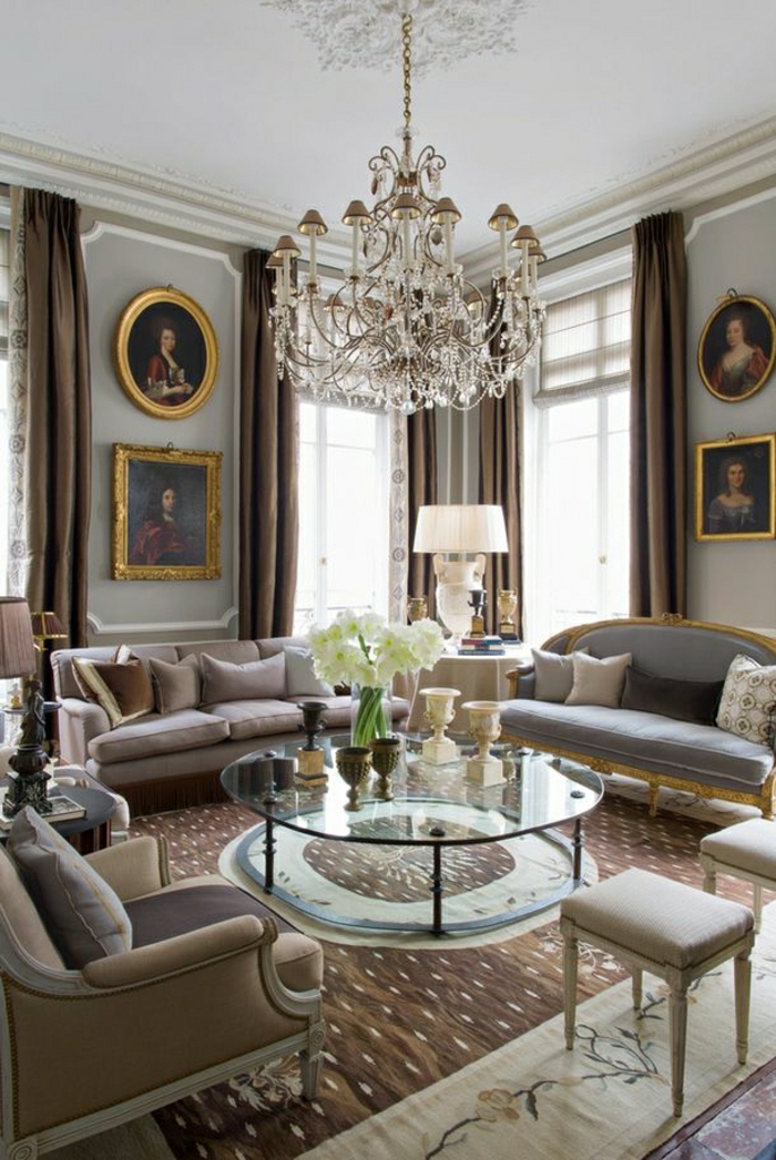 1-intérieur-couleur-taupe-lustre-baroque-aménagement-de-luxe-noblesse-table-basse-en-verre