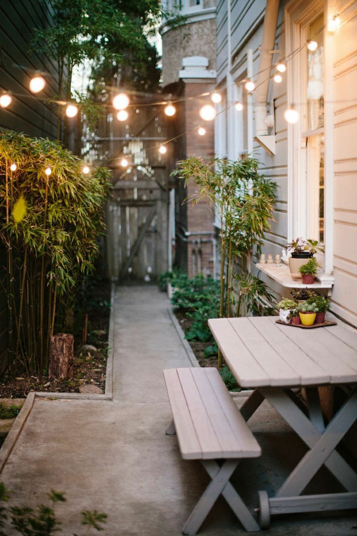 1-jardin-de-style-rustiques-maison-en-bois-table-pique-nique-en-bois-gris