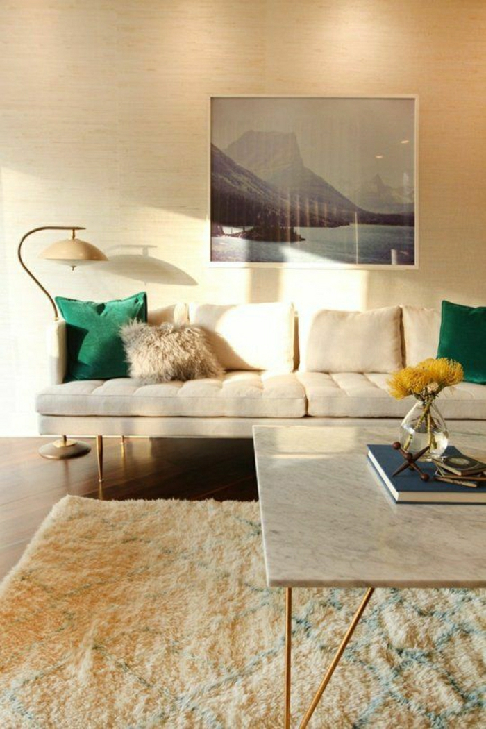 1-la-plus-belle-table-en-marbre-blanc-tapis-beige-chambre-pleine-de-lumière-lampe-de-lecture