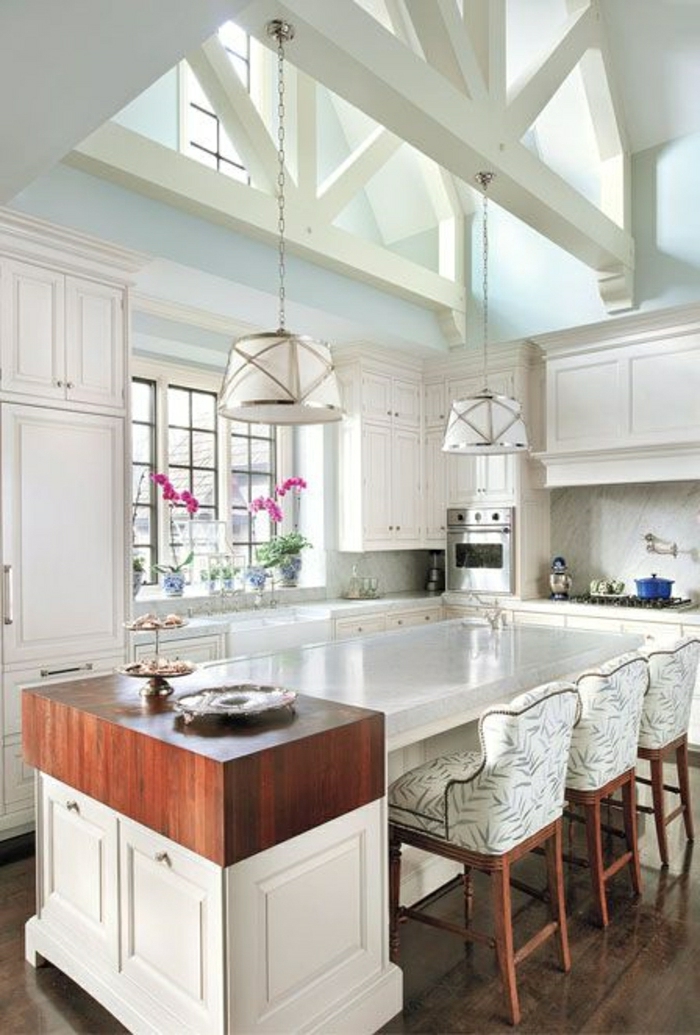1-la-plus-belle-table-haute-de-cuisine-en-bois-chaise-intérieur-blanc-lustre-suspendu-blanc