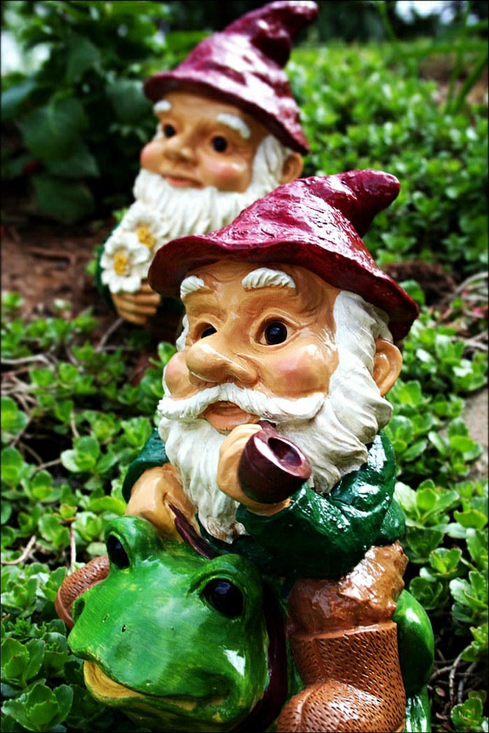 1-les-gnomes-de-jardin-pour-décorer-votre-jardin-chapeau-rouge