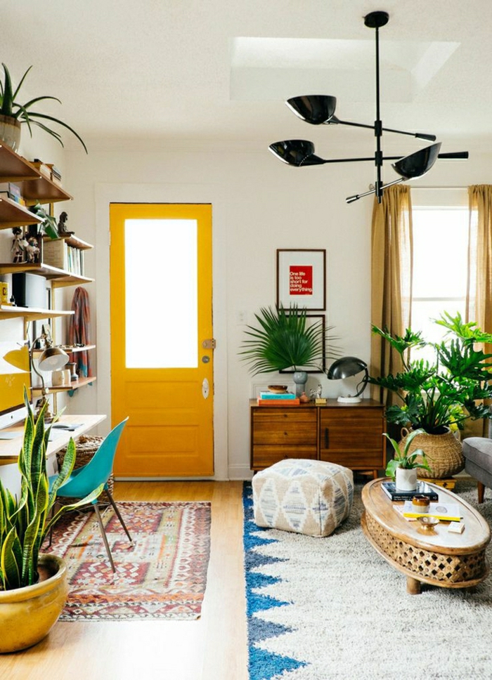 1-meuble-d-entrée-tapis-coloré-porte-en-bois-jaune-tapis-beige-bleu-plantes-vertes