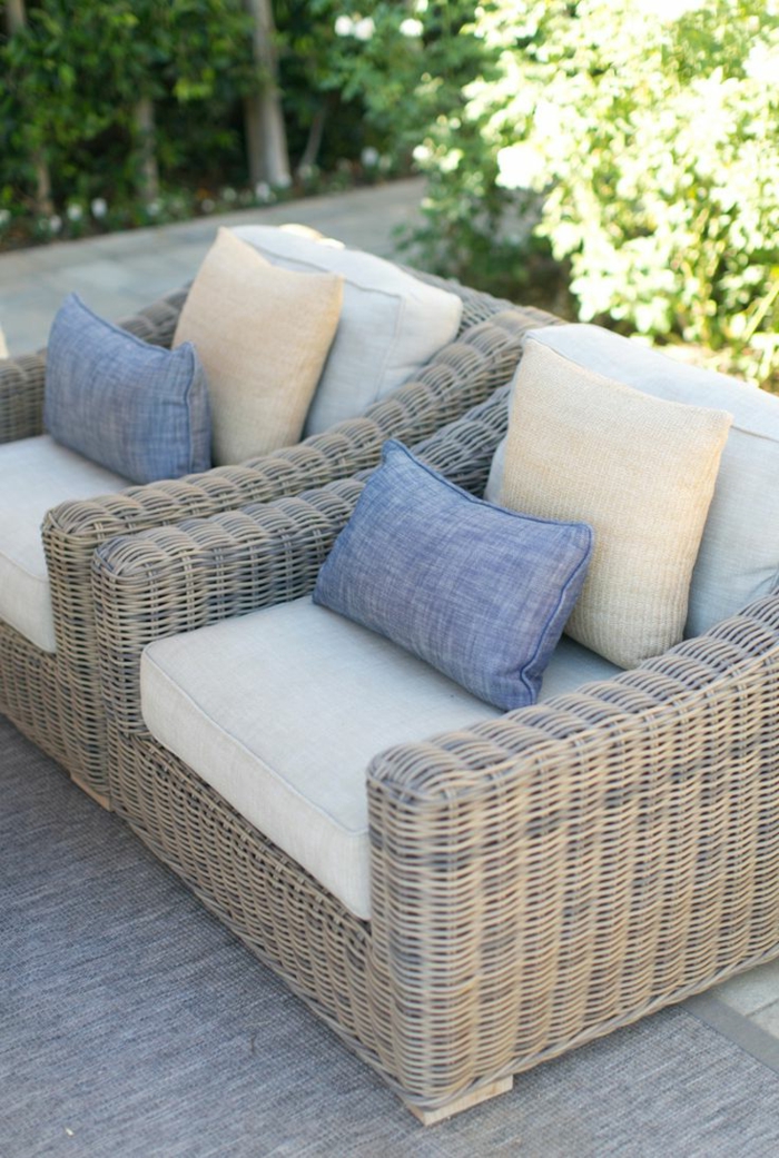 1-meuble-rotin-design-rotin-canapé-d-extérieur-coussins-tapis-gris-meuble-de-jardin
