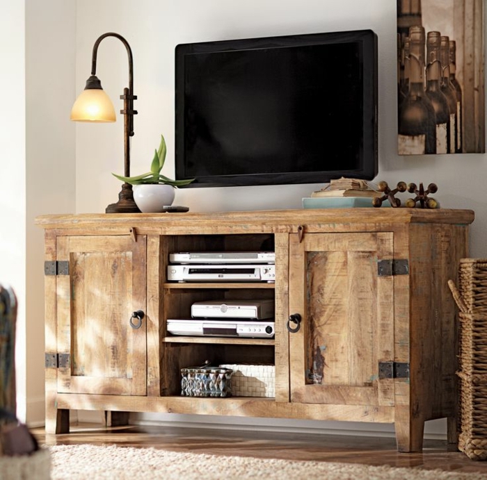 1-meuble-télé-de-style-rustique-en-bois-clair-tv-led-noir-plante-verte-lampe-décorative