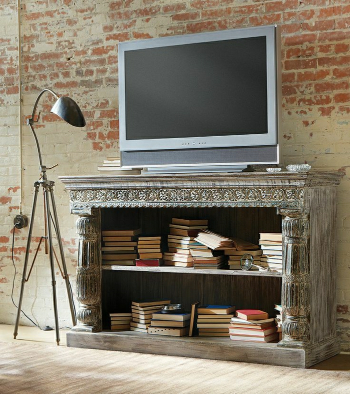 1-meuble-télé-de-style-rétro-mur-de-briques-rouges-lampe-en-fer-gris-sol-en-lin