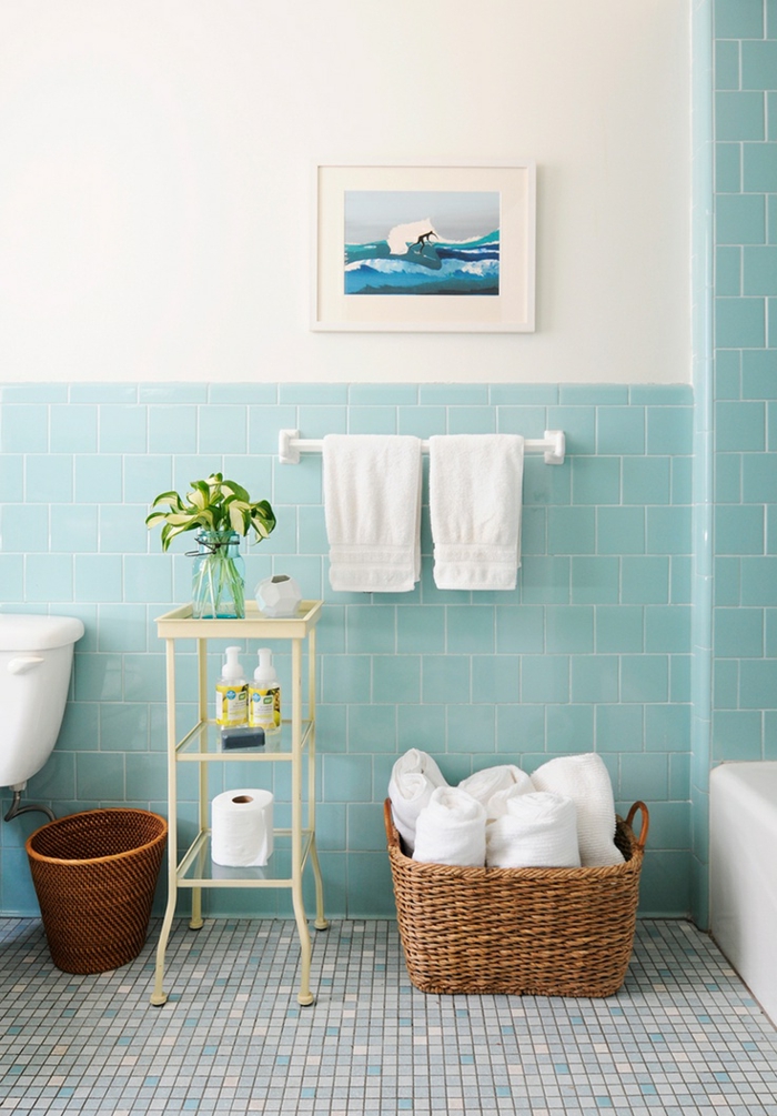 1-objet-salle-de-bain-rétro-carrelage-en-mosaique-baignoire-blanche-mur-de-carrelage-bleu