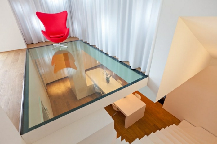 1-plancher-en-verre-sol-transparent-chaise-rouge-aménagement-moderne-maison
