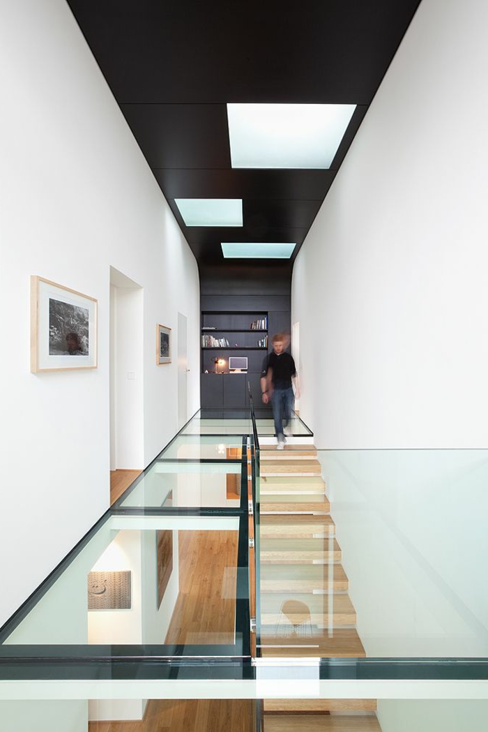 1-plancher-en-verre-sol-transparent-escalier-aménagement-moderne-maison-idée