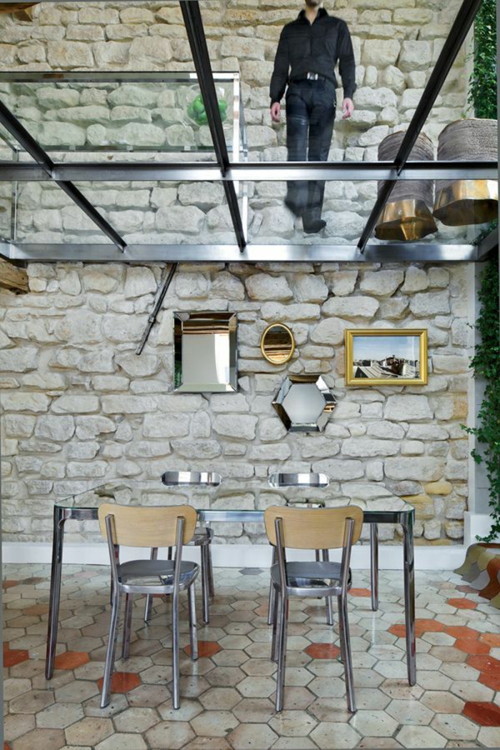 1-plancher-verre-sol-transparent-chaises-aménagement-moderne-maison-salle-de-séjour