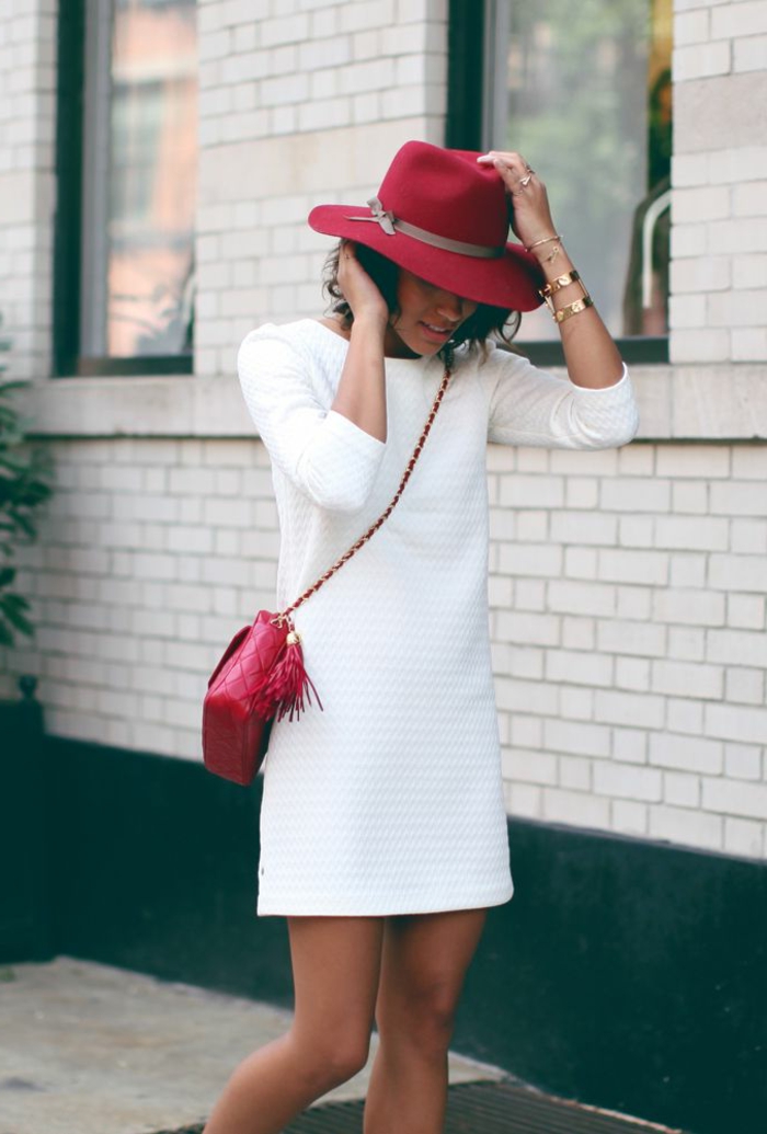 1-robe-d-été-femme-robe-blanche-élégante-chapeau-rouge-sac-bandoulière