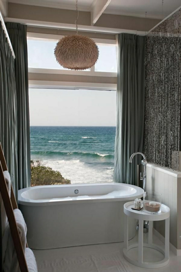 1-salle-de-bain-de-style-marine-décoration-marine-grande-fenetre-belle-vue-vers-la-mer