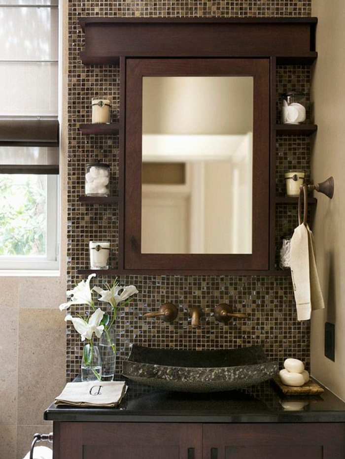 1-salle-de-bain-rétro-mosaique-noir-miroir-lavabo-noir-meuble-en-bois-foncé-salle-de-bain