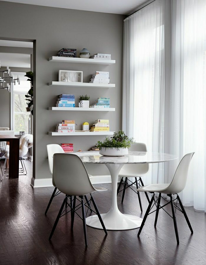 1-salle-de-séjour-table-tulipe-blanche-en-plastique-table-ronde-ikea-chaises-blanches-en-plastiques-parquet