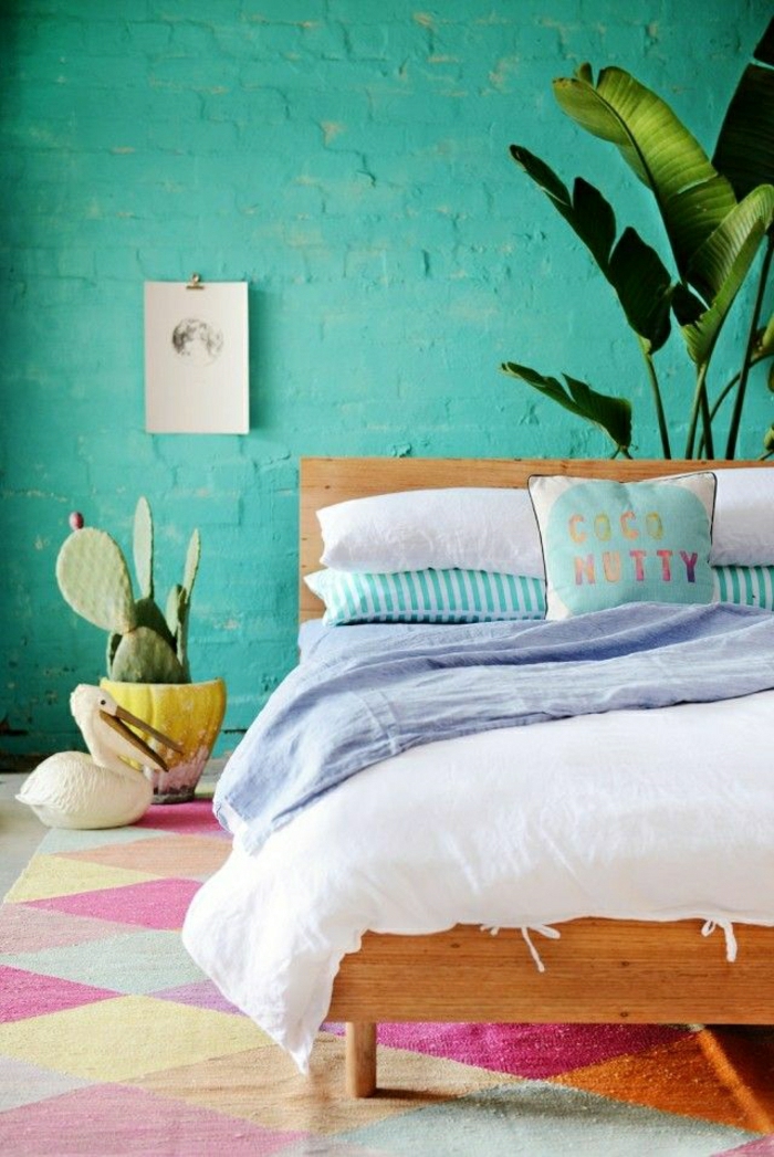 1-salle-à-coucher-couleur-turqoise-tapis-coloré-melange-de-couleur-mur-de-briques