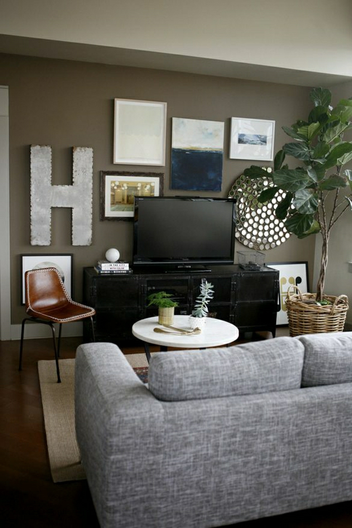 1-salon-de-couleur-foncé-meuble-télé-ikea-design-mur-marron-salon-design-canapé-gris-chaise-en-vuir-marron