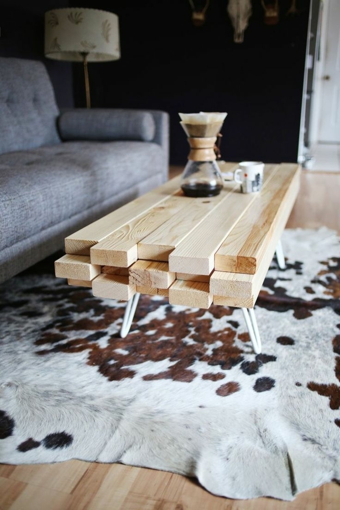 1-salon-moderne-tapis-peau-de-vache-tapis-en-peau-parquet-table-de-salon-en-bois