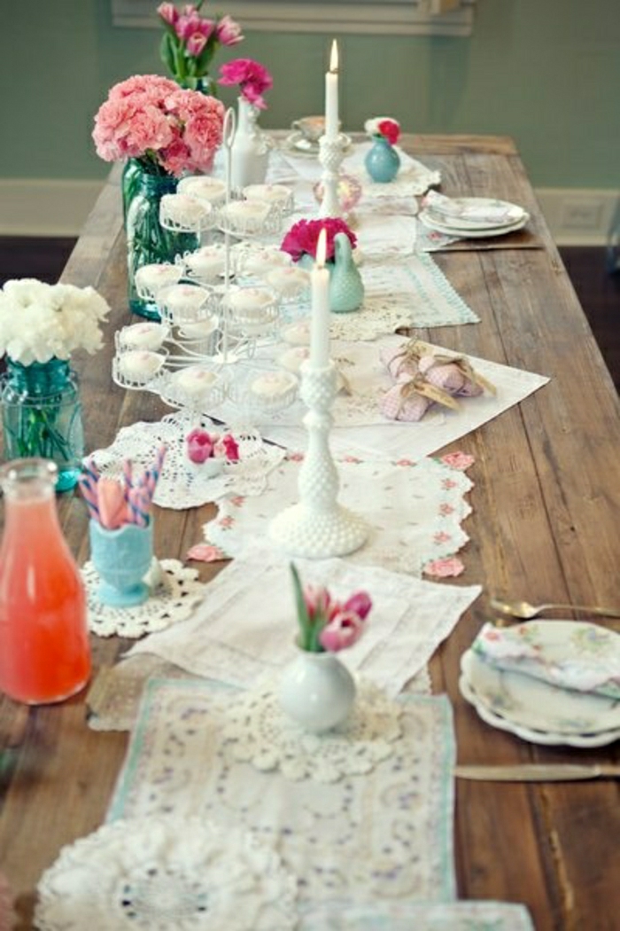 1-set-de-table-centre-de-table-élégant-bougie-fleurs-sur-la-table-en-bois