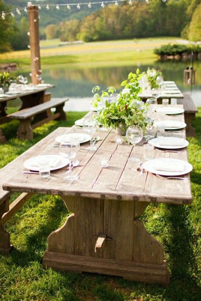 1-table-avec-banc-table-picnic-en-bois-fleurs-sur-la-table-ban-en-bois-