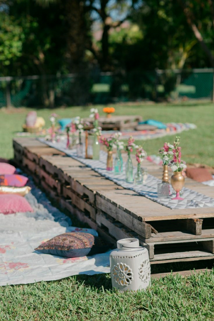 1-table-de-pique-nique-avec-fleurs-table-en-palette-en-bois-fleurs-coussins-décorés