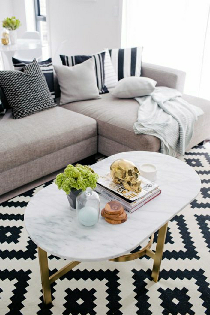 1-table-de-salon-en-marbre-fleurs-sur-la-table-tapis-blanc-noir-canapé-beige
