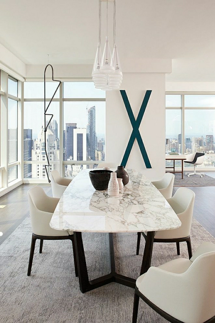 1-table-en-marbre-blanc-table-de-salle-de-séjour-sol-en-parquet-mur-blanc-fenetre-grande