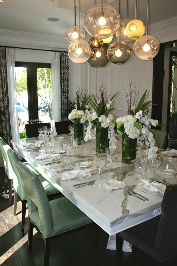 1-table-marbre-blanc-salle-de-séjour-plante-verte-rideaux-longs-lustre-boule-set-de-table