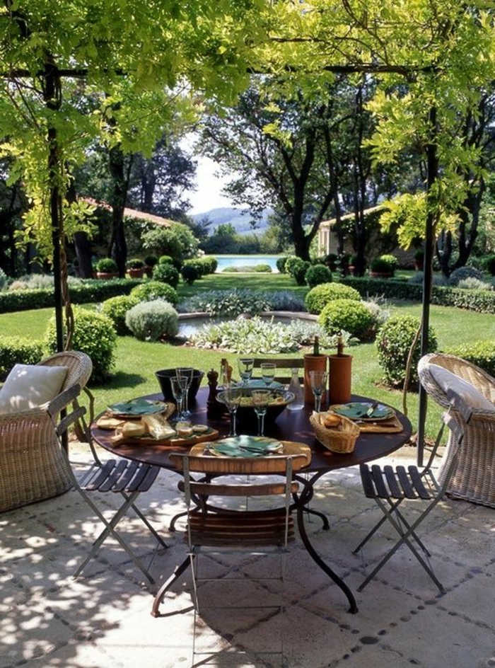 1-table-rustique-en-fer-chaises-rustiques-en-fer-jardin-ambiance-rustique-lac-décoratif