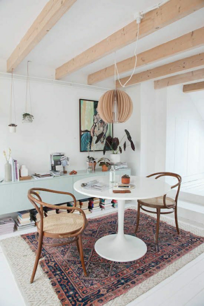 1-table-saarinen-parquet-tapis-coloré-peinture-murale-mur-blanc-sol-en-bois